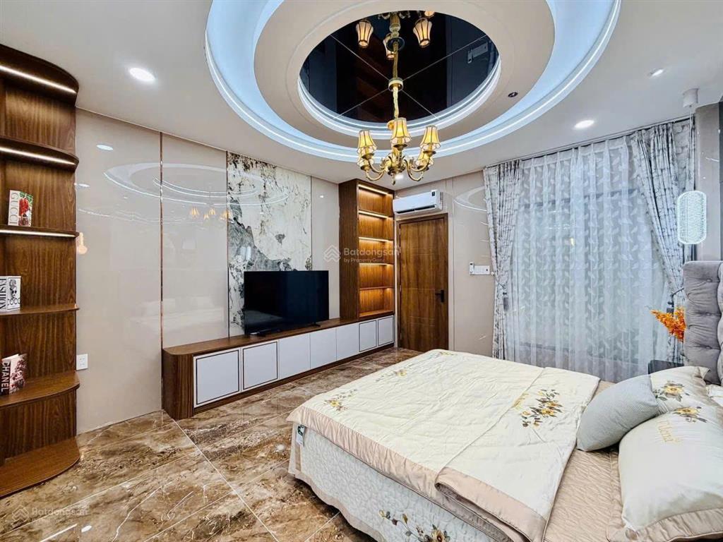 Chân dài  có thang máy  đẹp xuất sắc tặng nội thất, thang máy ngủ nhỉnh 13 tỷ