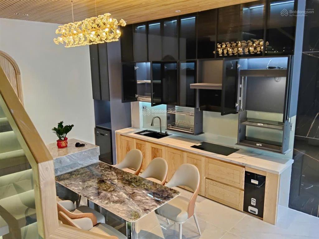 Bán nhà mặt tiền mới xây 3 tầng hiện đại khu vip hoà xuân,giữa cầu ntp và hoà xuân