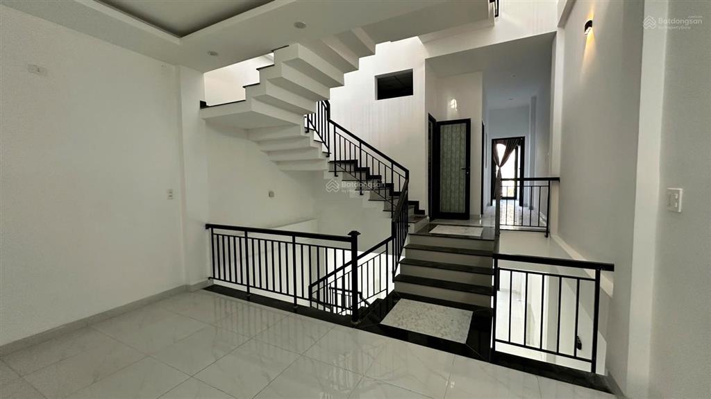 Bán nhà 3 tầng mặt tiền  giá tốt hiếm có tại hòa xuân