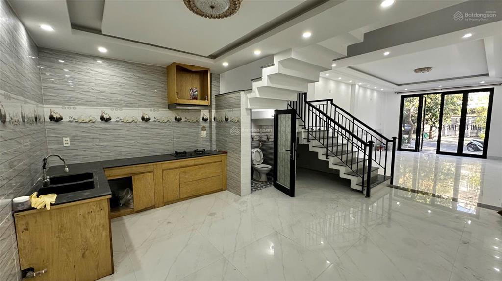 Bán nhà 3 tầng mặt tiền  giá tốt hiếm có tại hòa xuân