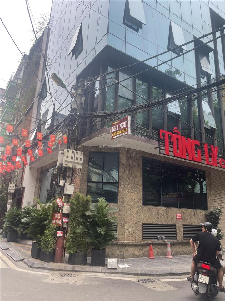 Cho thuê nhà mặt phố chùa bộc, nhà đẹp phố 180m2 x 2 tầng mặt tiền 12m vuông vắn, nhận nhà ngay