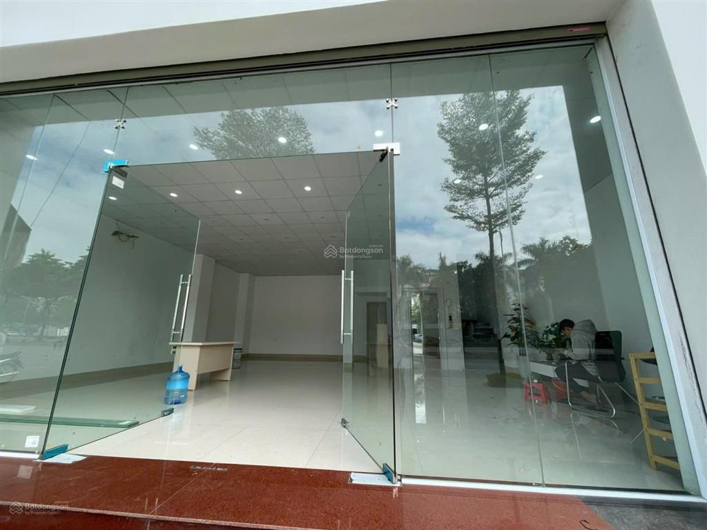 Cho thuê nhà mặt phố chùa bộc, nhà đẹp phố 180m2 x 2 tầng mặt tiền 12m vuông vắn, nhận nhà ngay