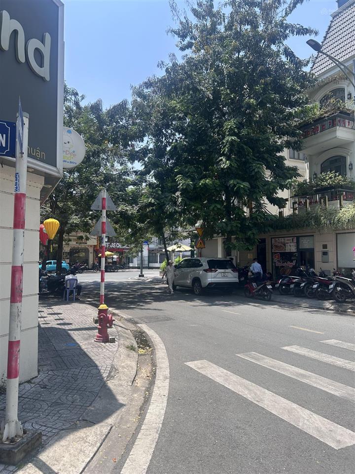 Cho thuê nhà phố thương mại tại golden mansion 119 phổ quang, dt 300m2, giá chỉ 90 triệu/tháng