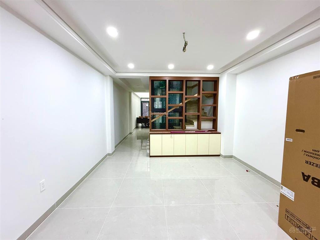 Nhà mới chưa ở view công viên thang máy ô tô ngủ trong nhà