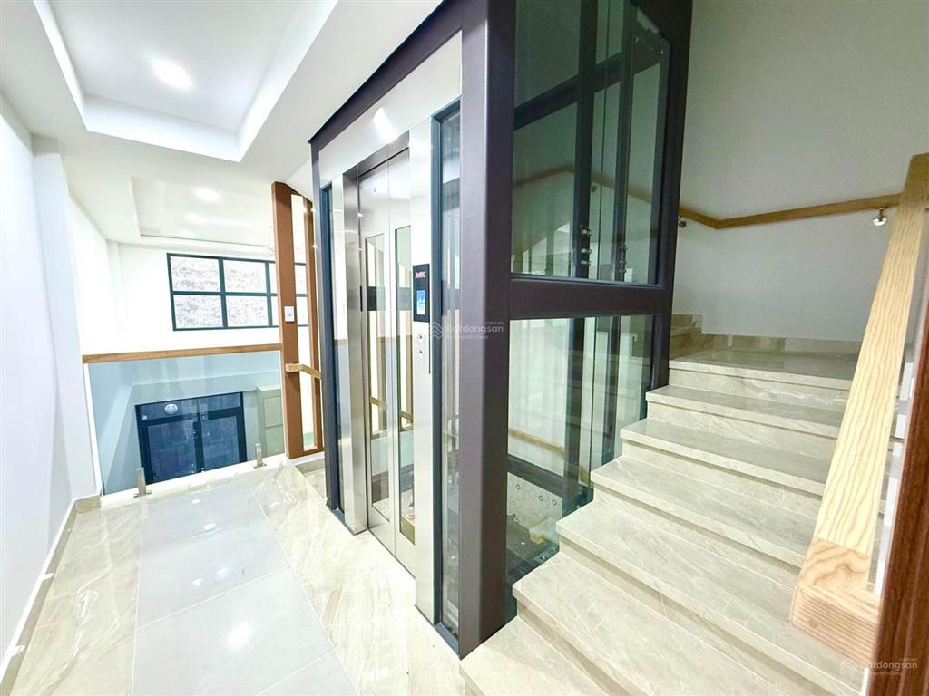 Nhà mới chưa ở view công viên thang máy ô tô ngủ trong nhà