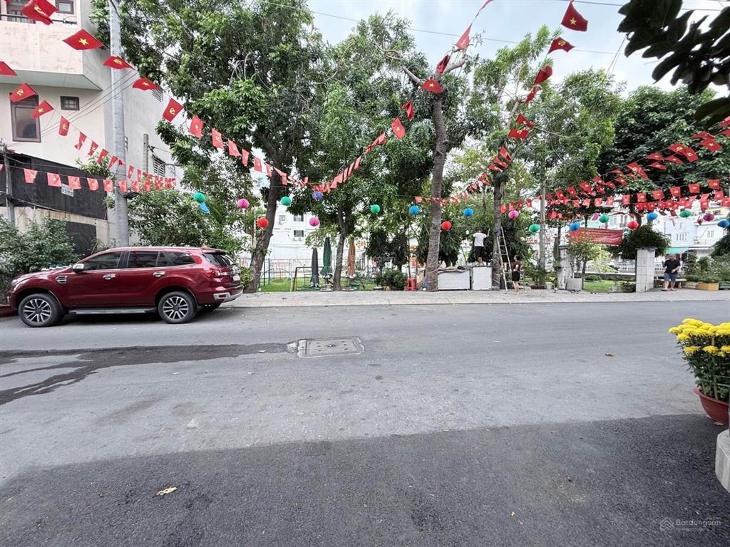 Nhà mới chưa ở view công viên thang máy ô tô ngủ trong nhà