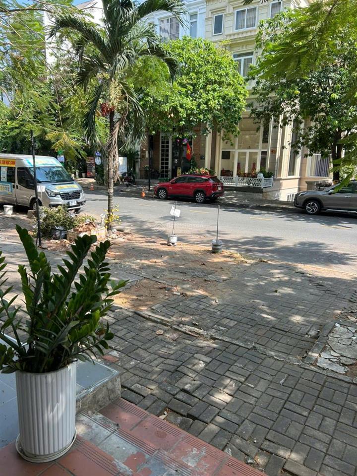 Cho thuê shop dt 40m2, lê văn thiêm, q7, phú mỹ hưng, 17tr/th.  ms lan 0939 637 ***