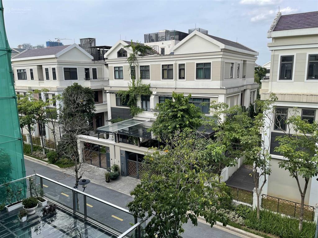 Bán biệt thự song lập căn đẹp, hướng mát, đầy đủ nội thất cao cấp, giá tham khảo tốt trong khu