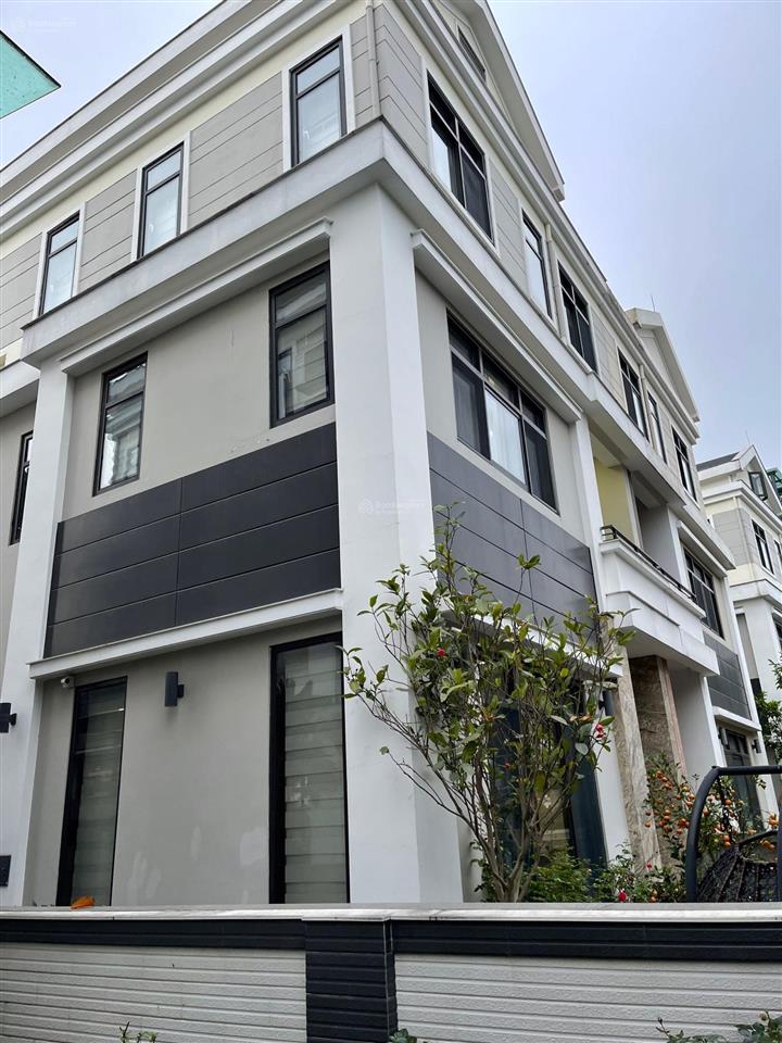 Bán biệt thự song lập căn đẹp, hướng mát, đầy đủ nội thất cao cấp, giá tham khảo tốt trong khu