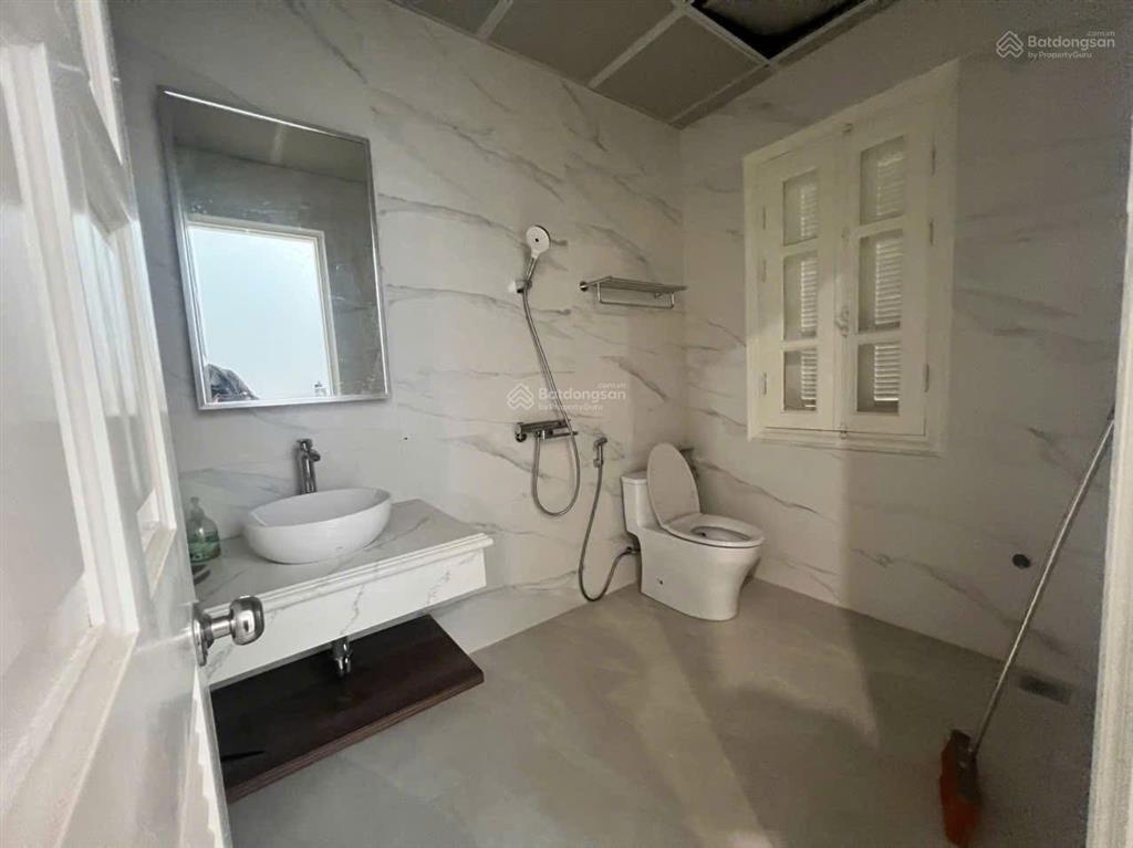 Bán nhà 2 mặt tiền đường, view hồ, 7 tầng thang máy, nội thất đầy đủ đang cho thuê căn hộ dịch vụ