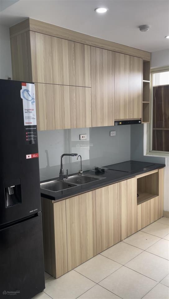 Bán căn hộ 1 phòng ngủ tầng cao, ban công hướng nam, mát mẻ sạch sẽ, nội thất đầy đủ, sổ đỏ cc