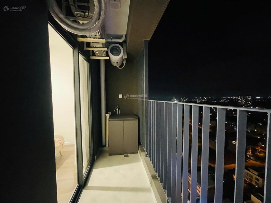 Cho thuê 3pn đầy đủ nội thất, tầng cao, view sông, sẵn pass xem nhà ngay.  0708 864 *** cao nghĩa