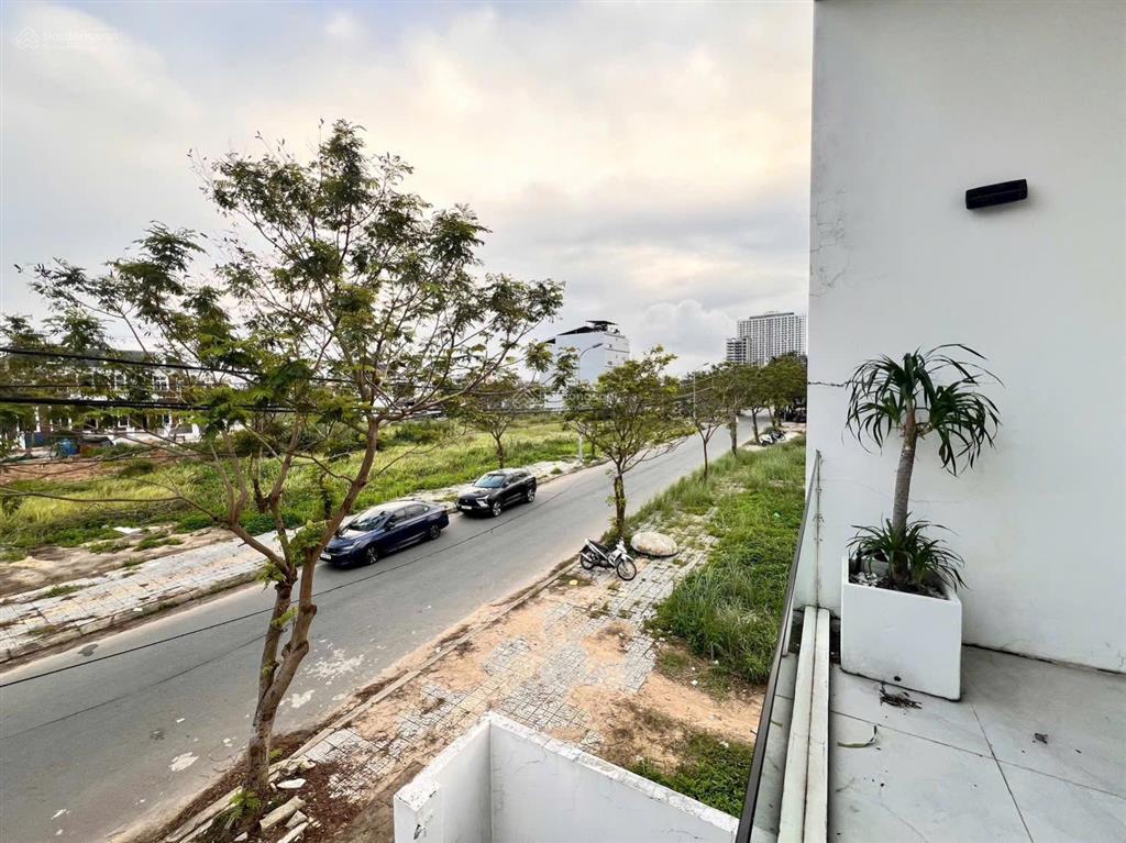 Chủ giảm 2 tỷ  villa 2 mặt tiền view biển đà nẵng