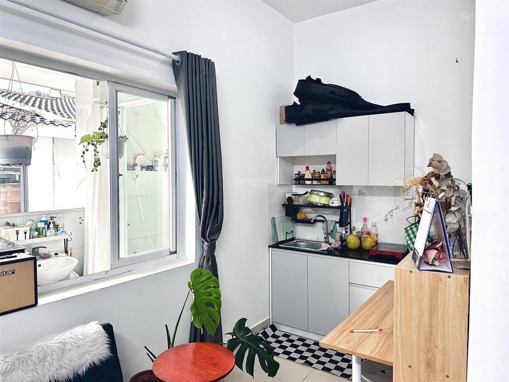 Cho thuê phòng rộng 35m ban công sau tách bếp phạm hùng nối dài