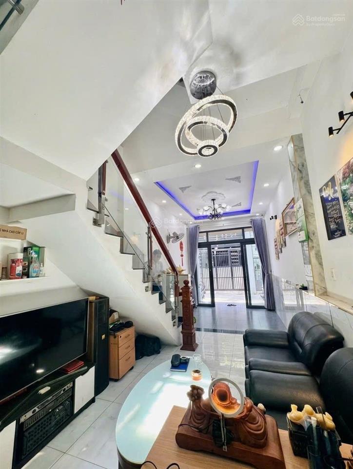 Nhà 3 tầng đẹp, kiên cố gần cv phần mềm quang trung 43m 3.95 tỷ.