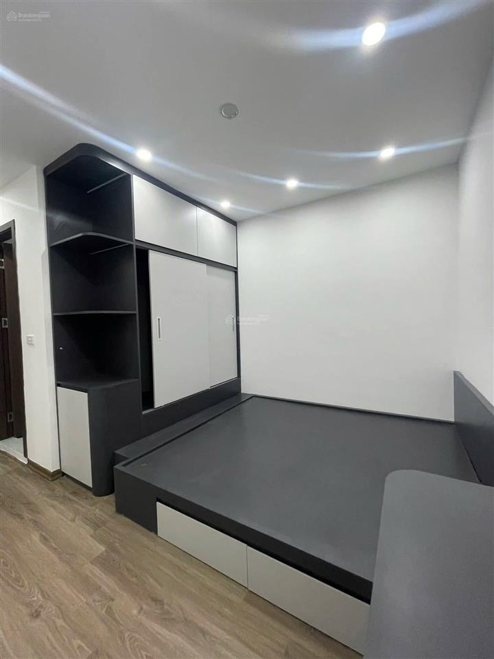 Bán gấp căn hai ngủ hai vệ sinh hai ban công tầng đẹp toà hồng hà