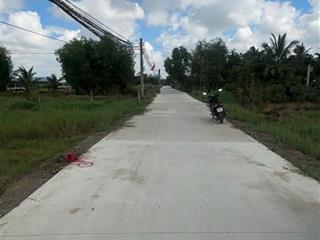 Cách trung tâm thị trấn bến lức 3km . sổ riêng 100m2 giá 680tr chính chủ gửi bán . đường xe hơi .