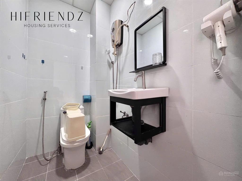 Căn hộ dịch vụ ban công đầy đủ tiện nghi  thang máy  sát quận 5