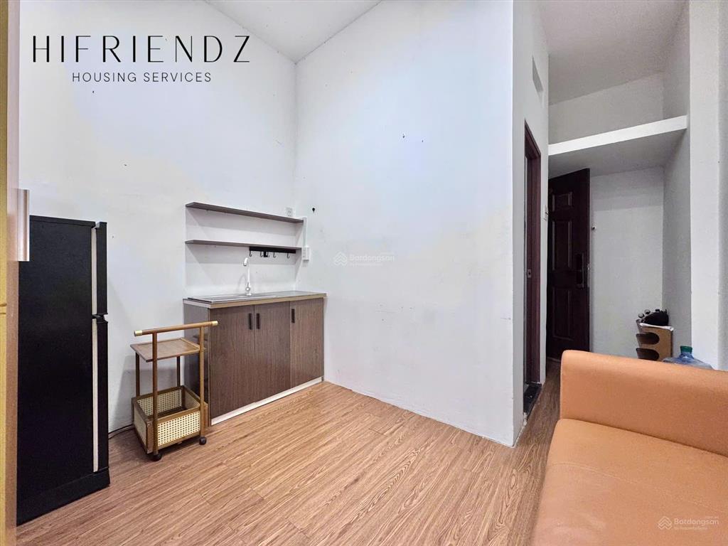 Căn hộ dịch vụ ban công đầy đủ tiện nghi  thang máy  sát quận 5