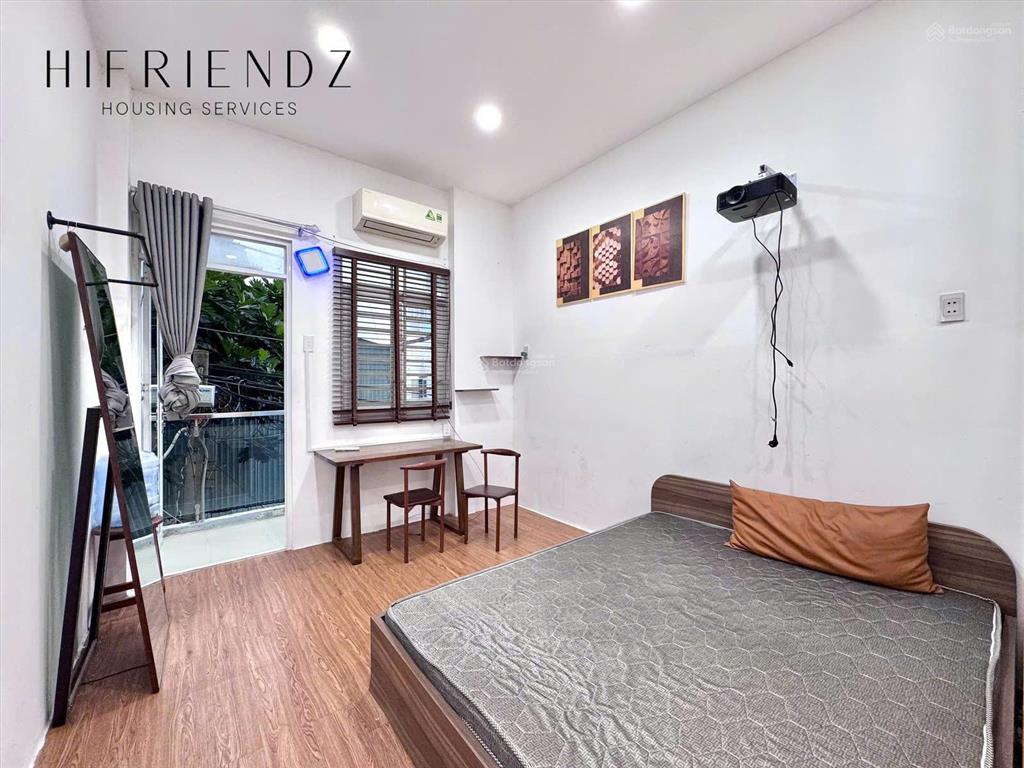 Căn hộ dịch vụ ban công đầy đủ tiện nghi  thang máy  sát quận 5