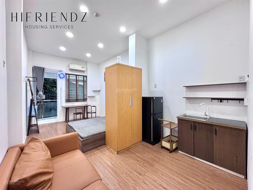 Căn hộ dịch vụ ban công đầy đủ tiện nghi  thang máy  sát quận 5