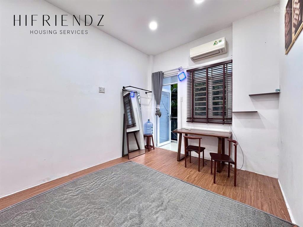 Căn hộ dịch vụ ban công đầy đủ tiện nghi  thang máy  sát quận 5