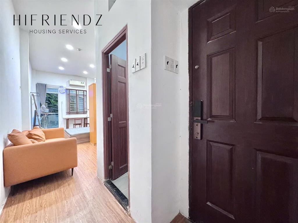 Căn hộ dịch vụ ban công đầy đủ tiện nghi  thang máy  sát quận 5