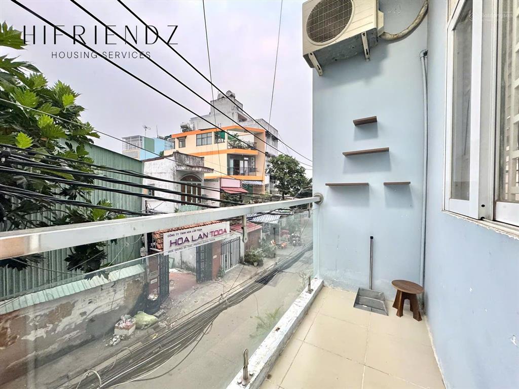 Căn hộ dịch vụ ban công đầy đủ tiện nghi  thang máy  sát quận 5