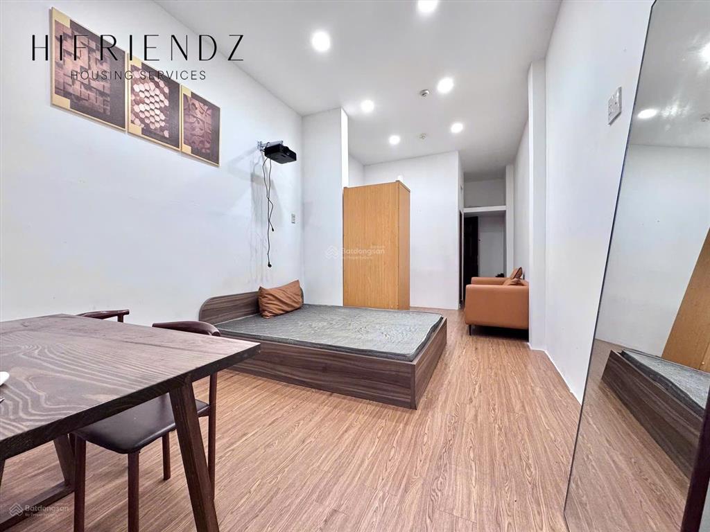 Căn hộ dịch vụ ban công đầy đủ tiện nghi  thang máy  sát quận 5