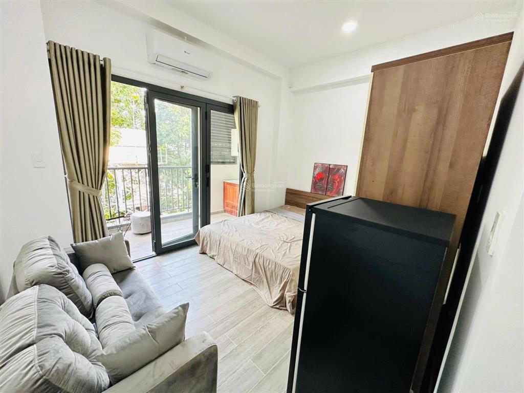 Căn hộ ban công mới tinh  thang máy hầm xe rộng ngay cầu nguyễn văn cừ