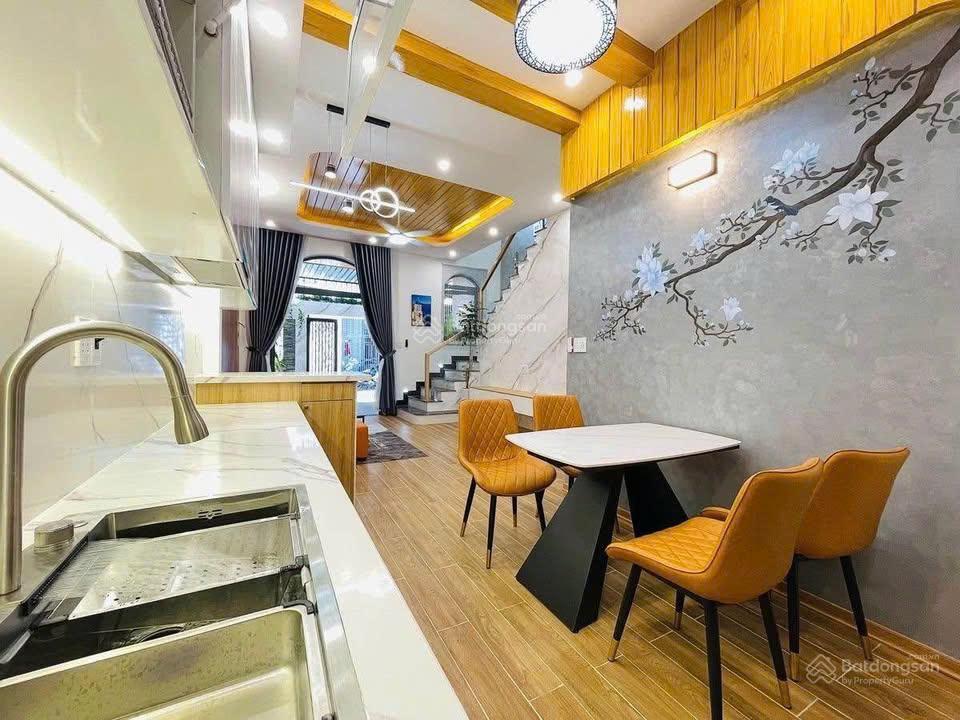 Chính chủ cần bán nhà lầu 5x20 giá chỉ 2,050 tỷ