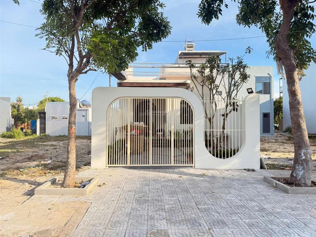 Nhà cấp 4 mới xây ngay cây xăng đức hưng. cách đồng khởi chỉ 5p.
