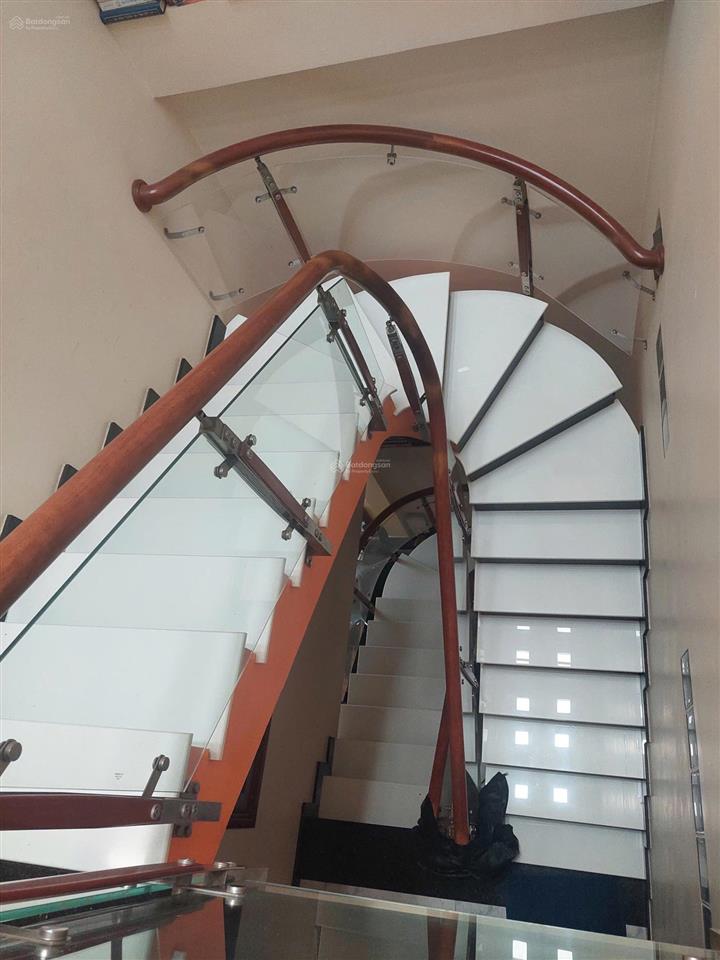 Nhà ngay chợ linh trung, thủ đức tiện kinh doanh, mua bán sầm uất