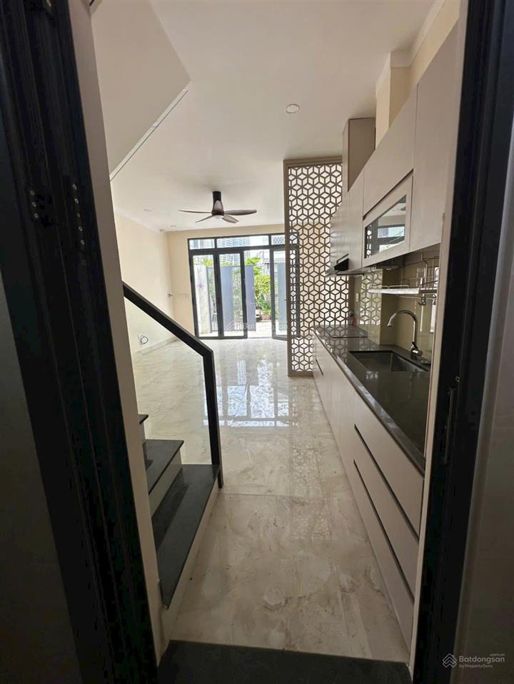 Nhà phố cách 50m là vinhomes q9