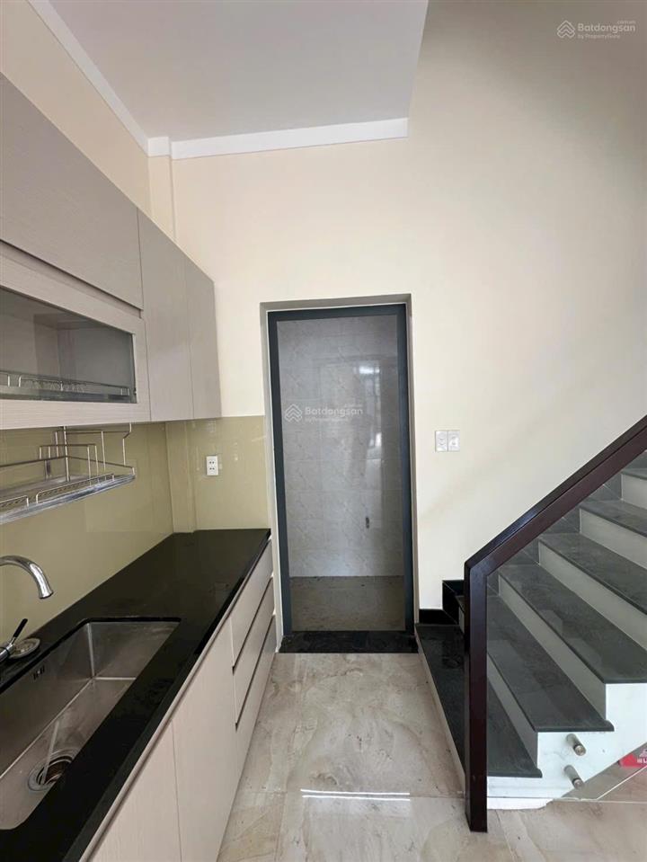 Nhà phố cách 50m là vinhomes q9