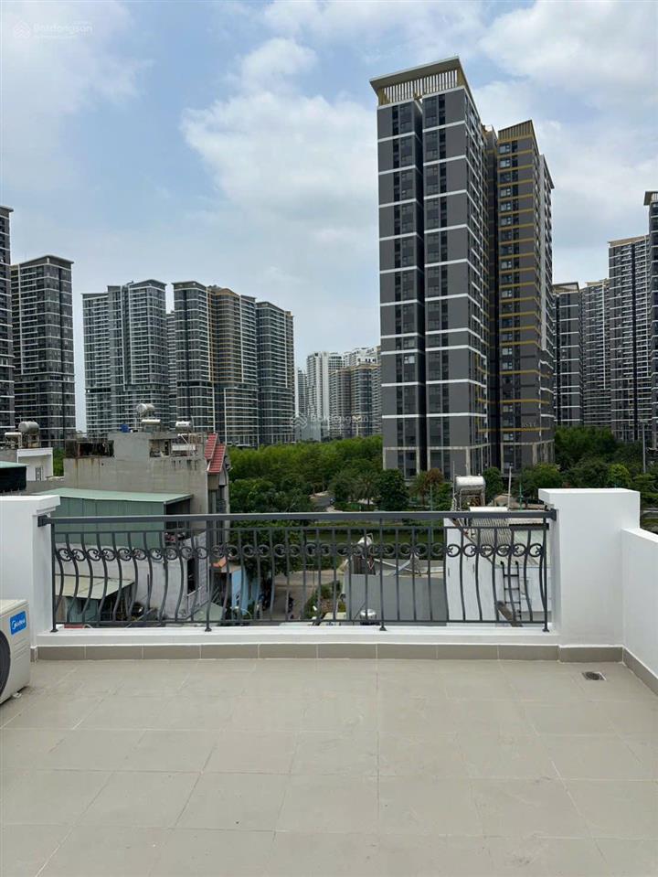 Nhà phố cách 50m là vinhomes q9
