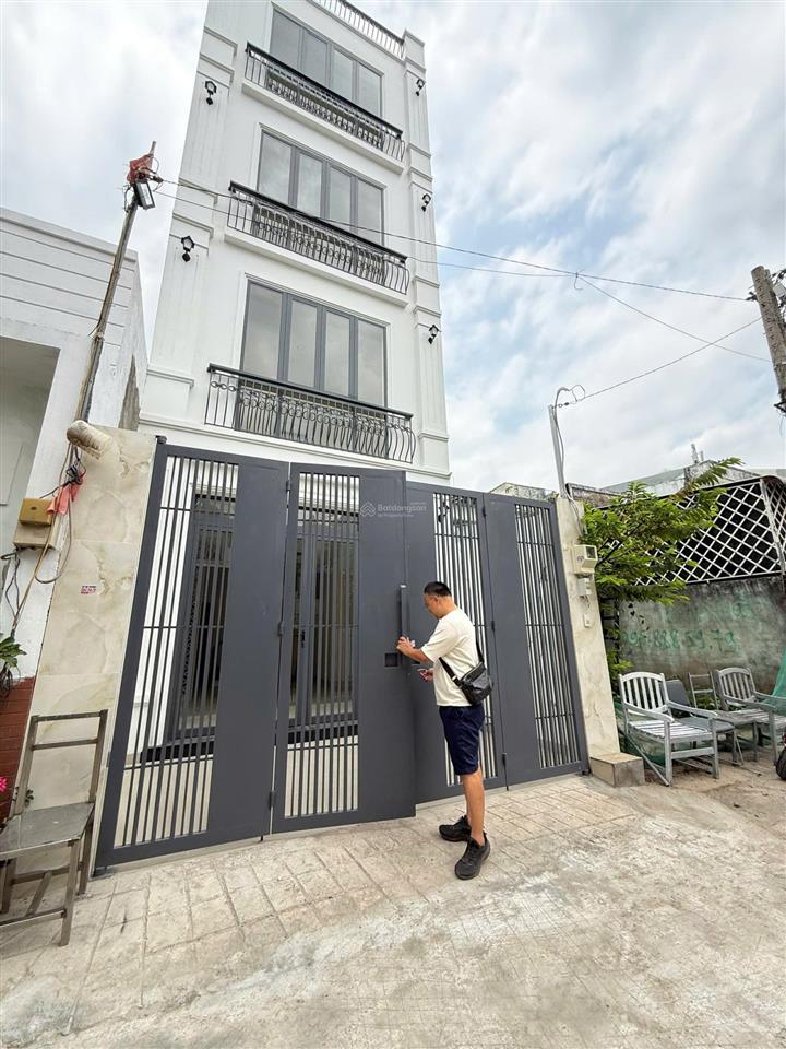Nhà phố cách 50m là vinhomes q9