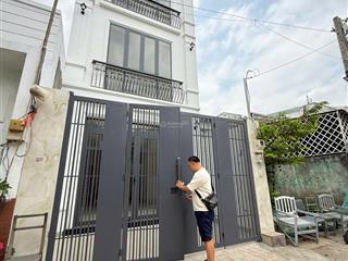 Nhà phố cách 50m là vinhomes q9