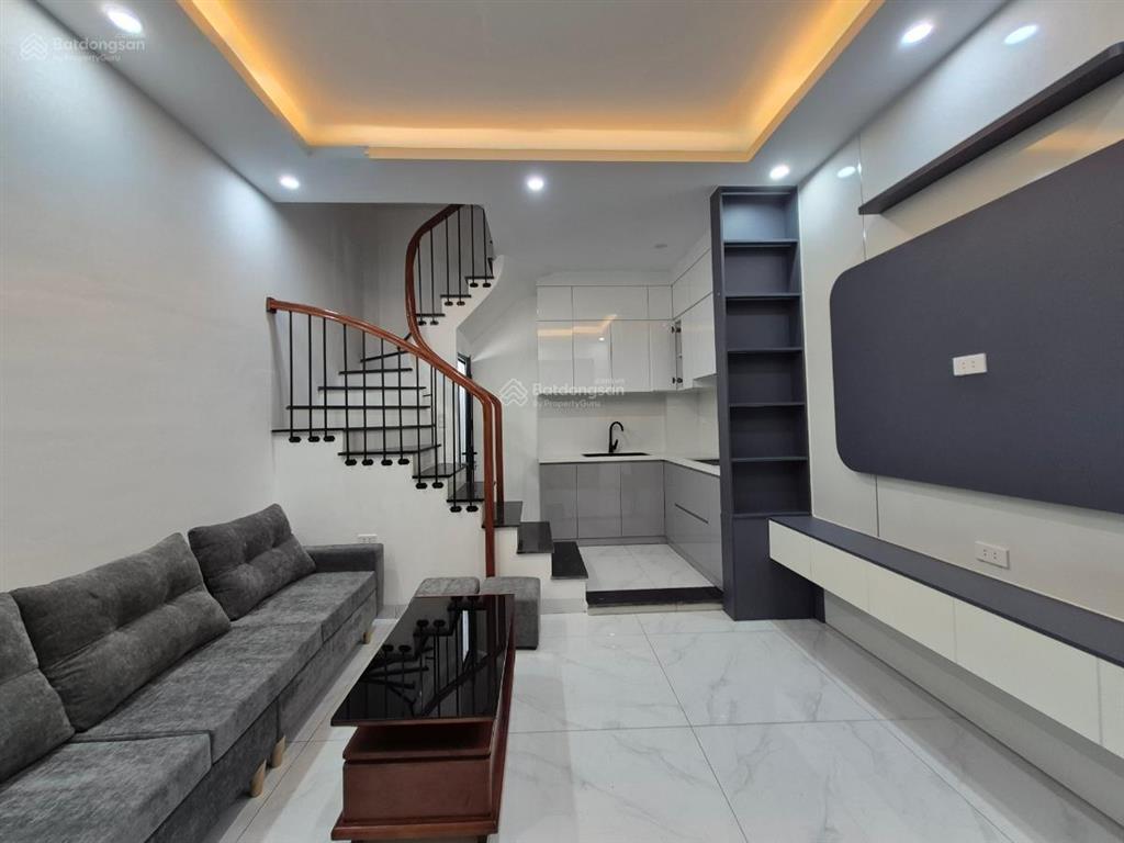 Nhà đẹp ngõ nông thông, gần phố, dân xây kcbt, tiện ích dân trí cao. dt 35m 5t mt4,2m giá 9,9 tỷ