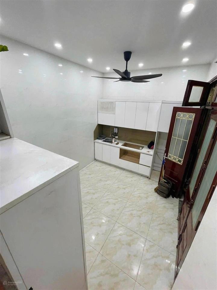 Minh khai nhà đẹp ở ngay, dt 28m2 5t giá thuê 11tr/1 thg đóng 3 cọc 1