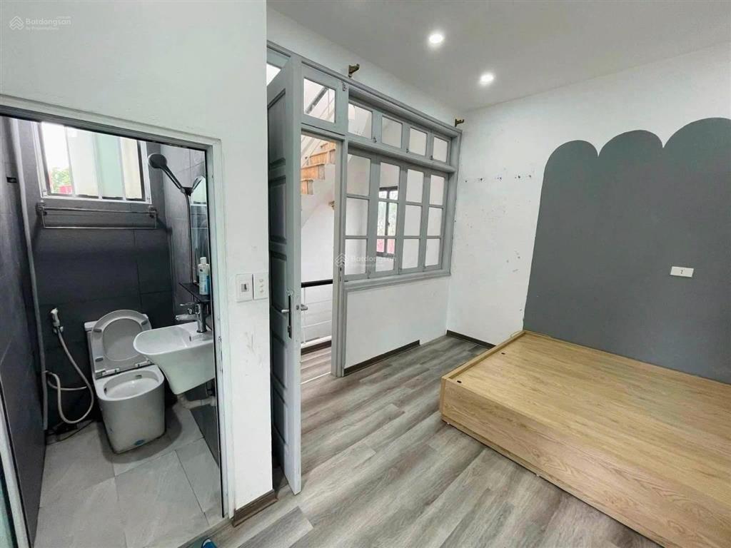 Minh khai nhà đẹp ở ngay, dt 28m2 5t giá thuê 11tr/1 thg đóng 3 cọc 1