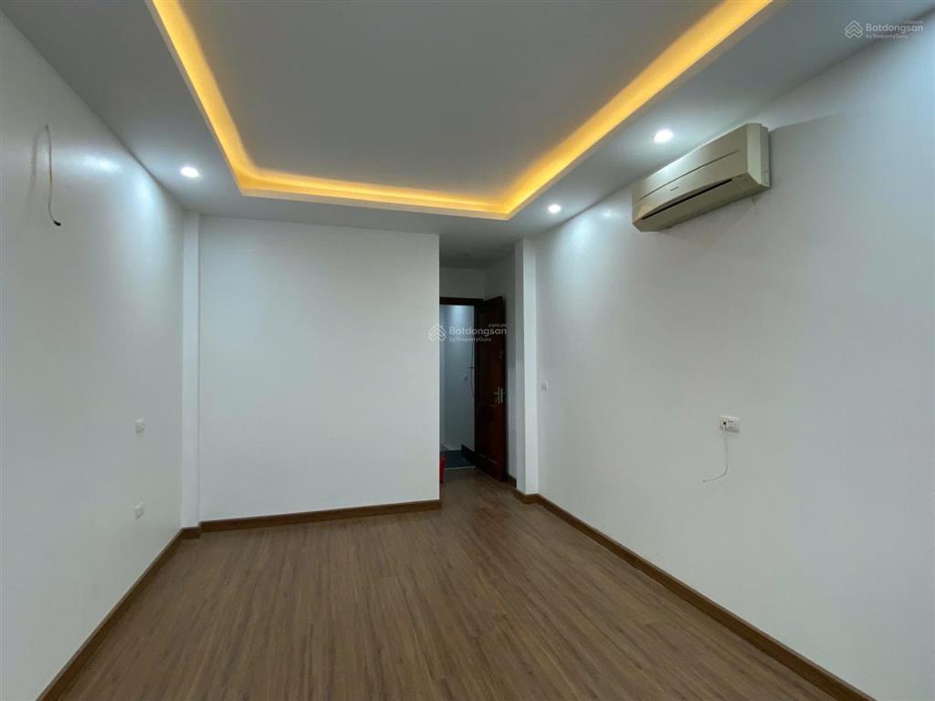 Cho thuê nhà ngõ lạc long quân ngõ thông ba gác, cách mặt đường 70m. dt 35m2 3t 4pn, giá 11tr/th