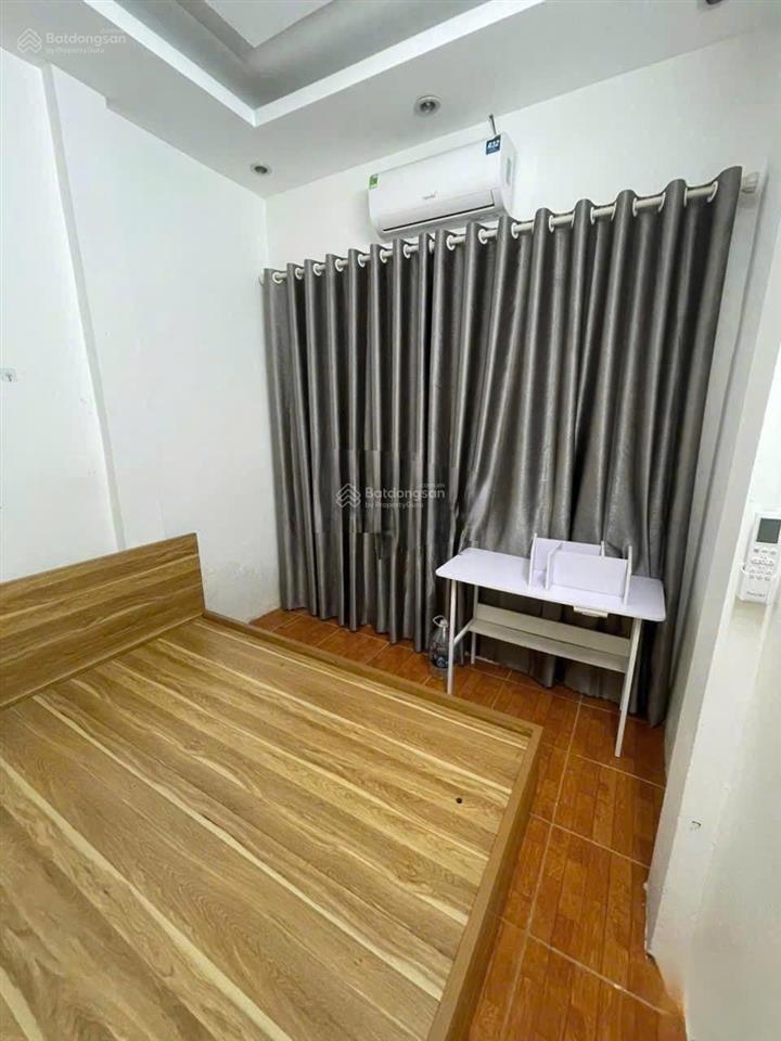Cho thuê nhà ngõ lạc long quân ngõ thông ba gác, cách mặt đường 70m. dt 35m2 3t 4pn, giá 11tr/th