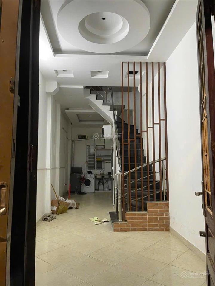 Cho thuê nhà ngõ lạc long quân ngõ thông ba gác, cách mặt đường 70m. dt 35m2 3t 4pn, giá 11tr/th