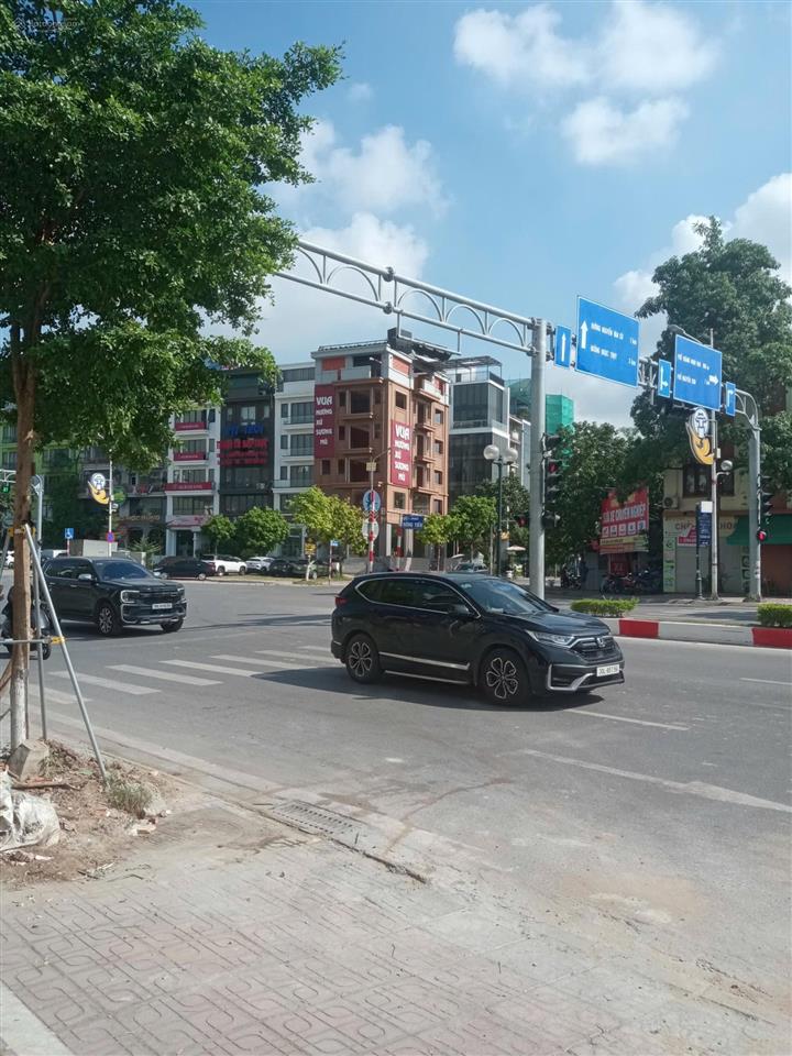 Tòa nhà mặt phố, thông sàn, phố to vỉa hè rộng dt 120m 6t mt7,5m giá thuê 80tr/1thg