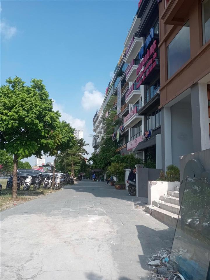 Tòa nhà mặt phố, thông sàn, phố to vỉa hè rộng dt 120m 6t mt7,5m giá thuê 80tr/1thg