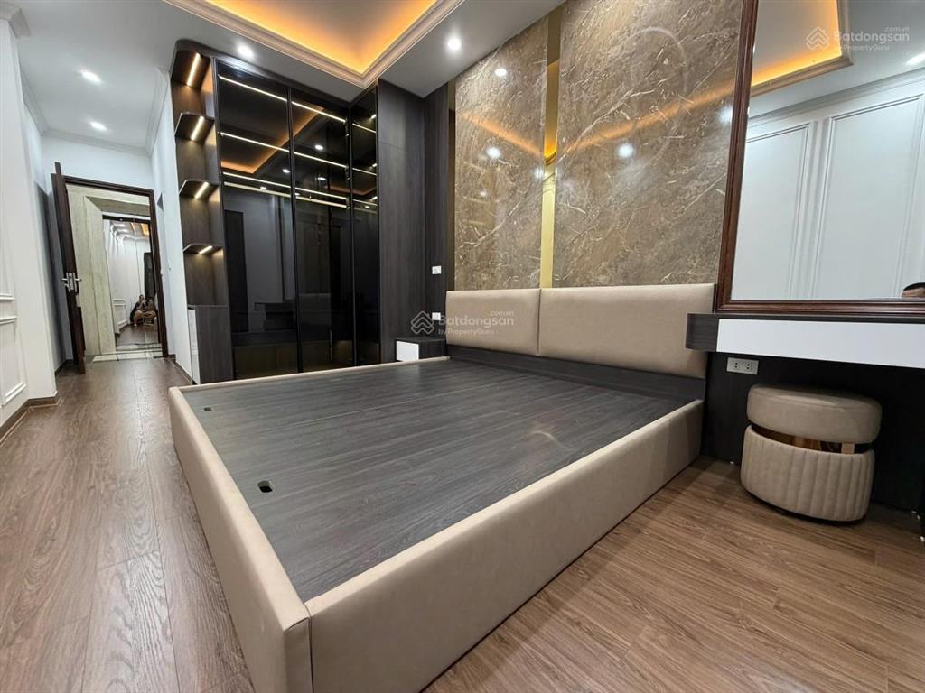 Nhà mới kính koong, full nt, thang máy nhập, ngõ thông thoáng gần ô tô. dt 35m 5t mt 3,5m giá 11 tỷ