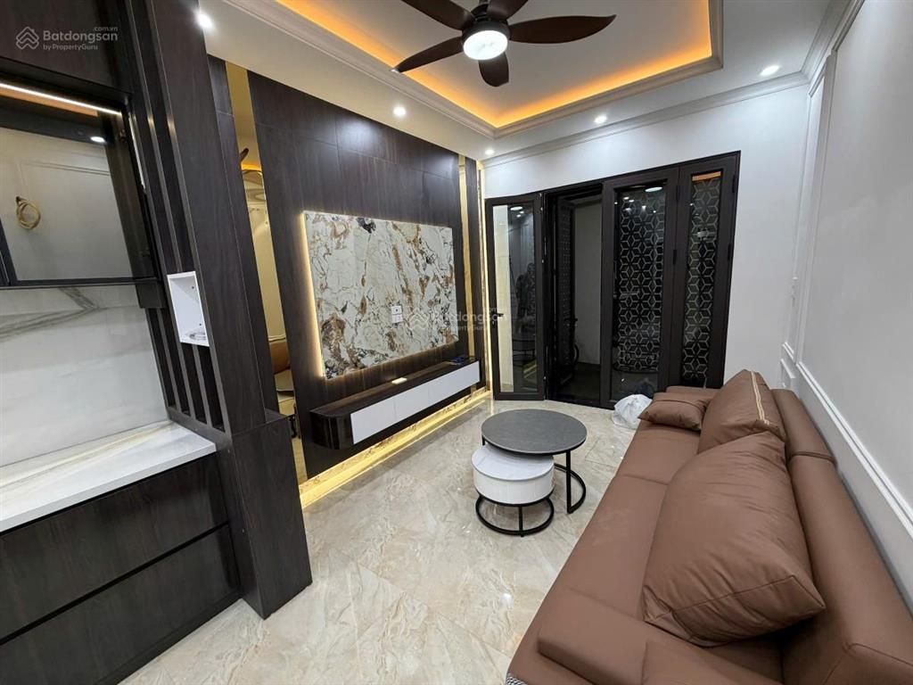 Nhà mới kính koong, full nt, thang máy nhập, ngõ thông thoáng gần ô tô. dt 35m 5t mt 3,5m giá 11 tỷ
