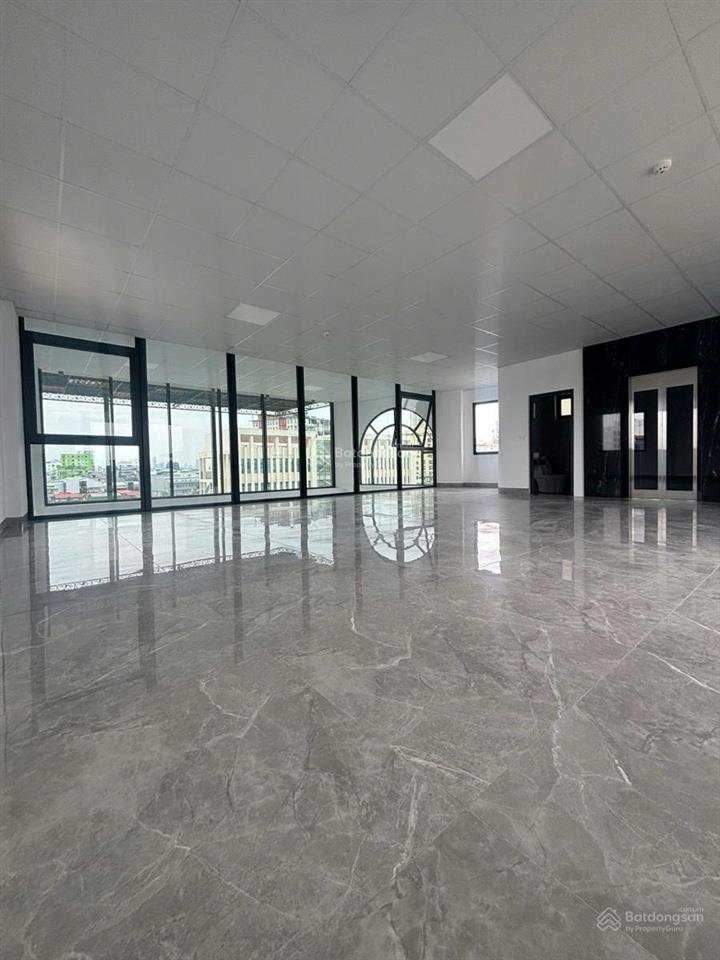 Toà vp mặt phố lô góc, thông sàn thang máy, hầm để xe, vị trí đẹp, dòng tiền. 144m2 8t thông sàn