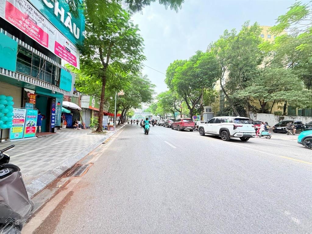 Mbkd 2t kv đông dân kd sầm uất nhiều cc cao cấp, vỉa hè thoáng rộng. dt 105m 2t giá thuê 65tr/1thg